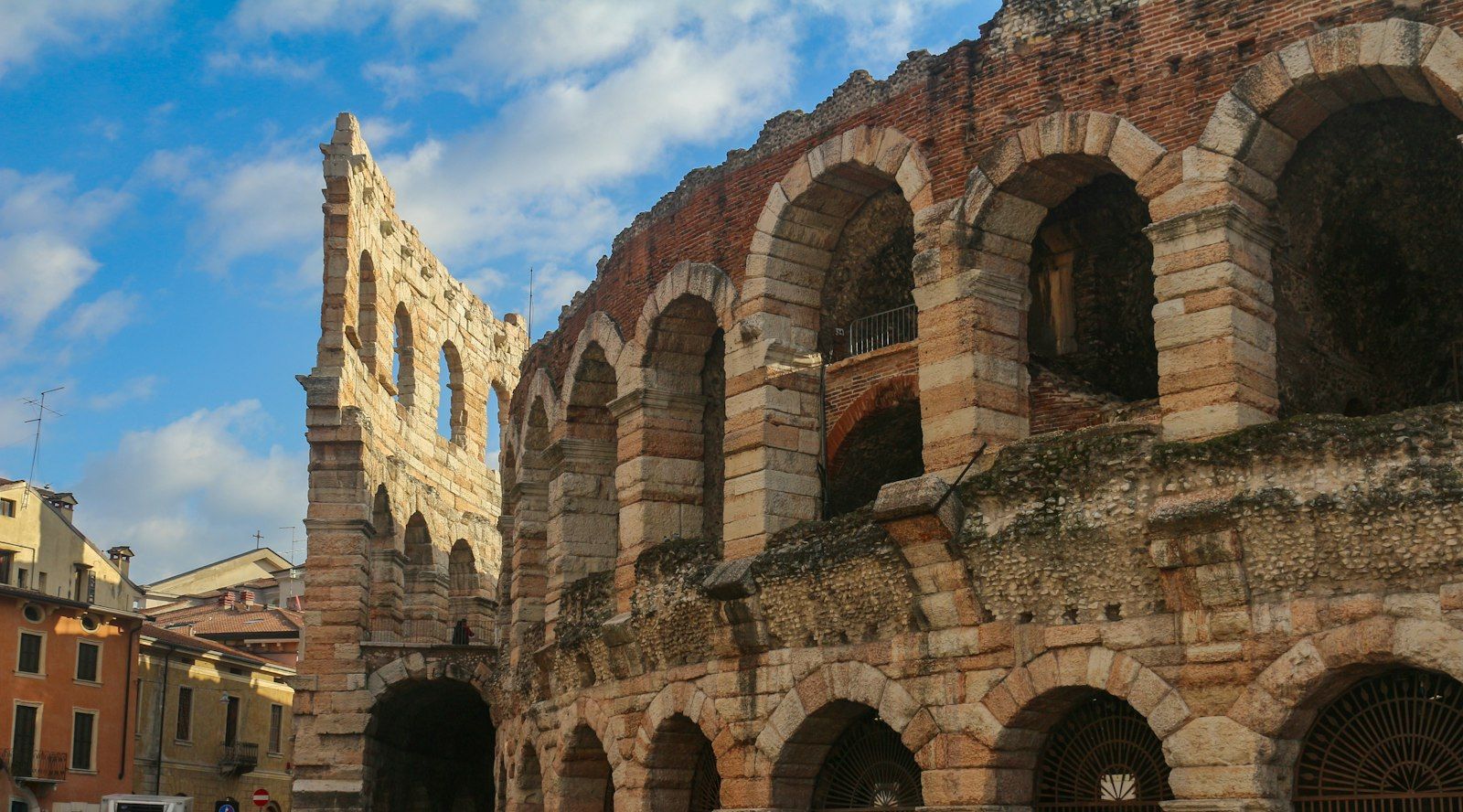 Arena di Verona, anfiteatro romano nel centro della città