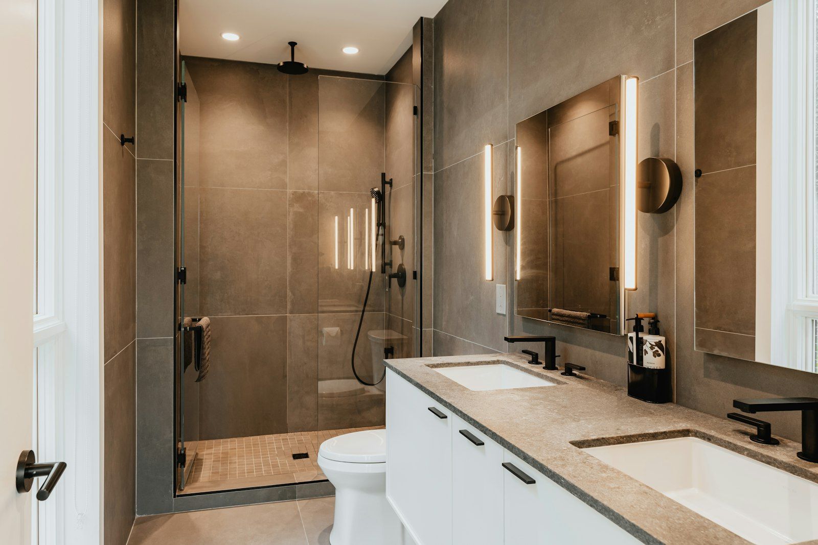 Bagno ristrutturato con doppio lavabo, wc e doccia