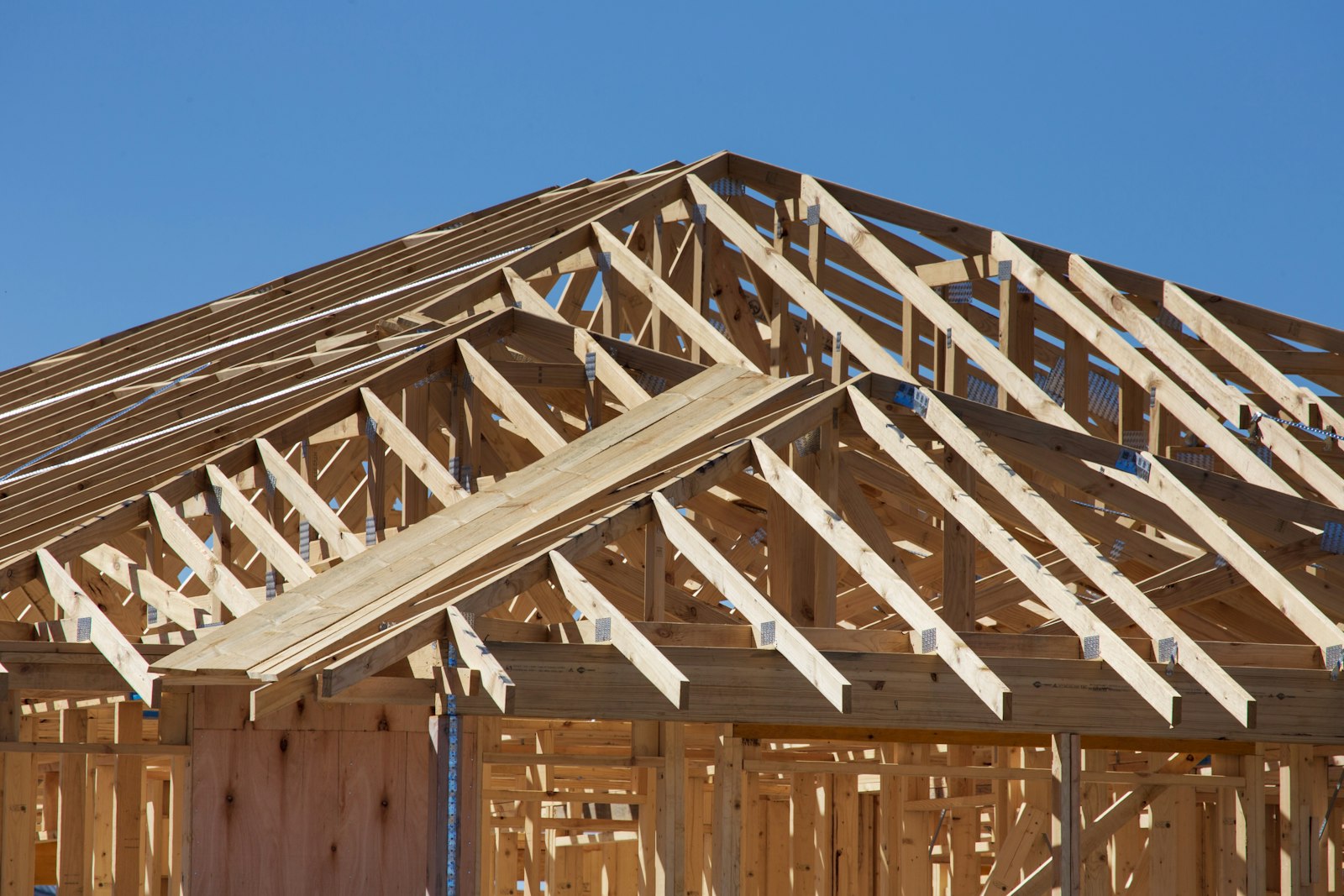 Struttura in legno di una casa prefabbricata in fase di montaggio