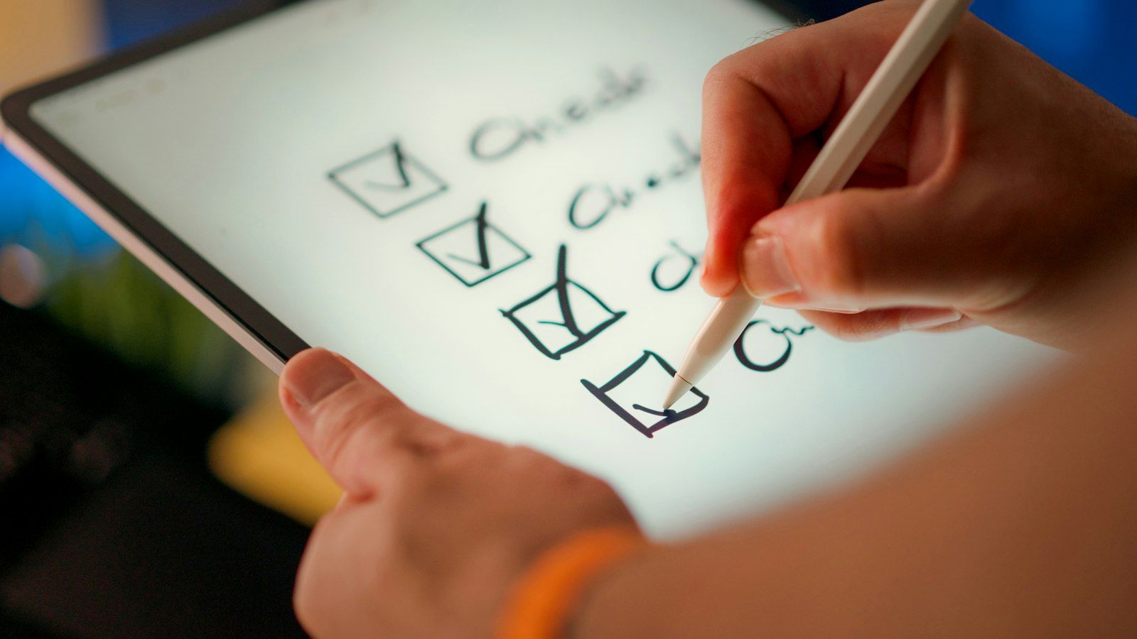 Una mano spunta le voci di una lista di controllo su tablet