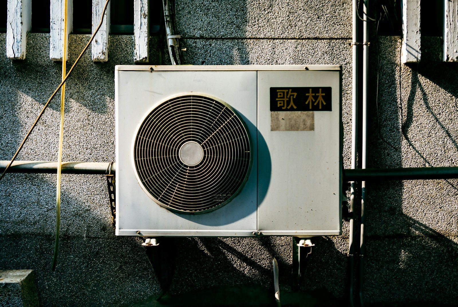 Unità esterna di un climatizzatore montata sulla parete di un edificio