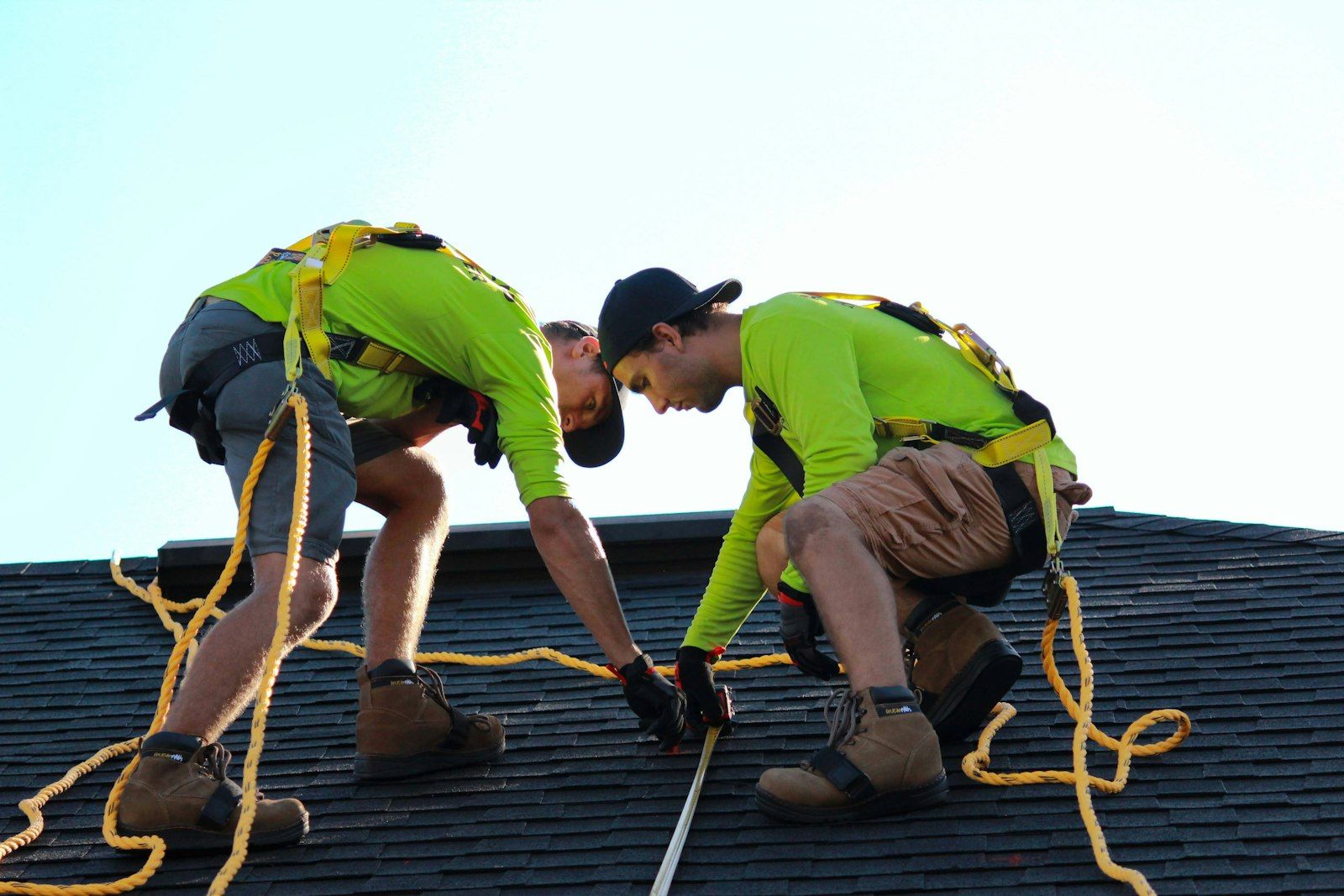 Tecnici al lavoro sul tetto durante l’installazione di un impianto fotovoltaico