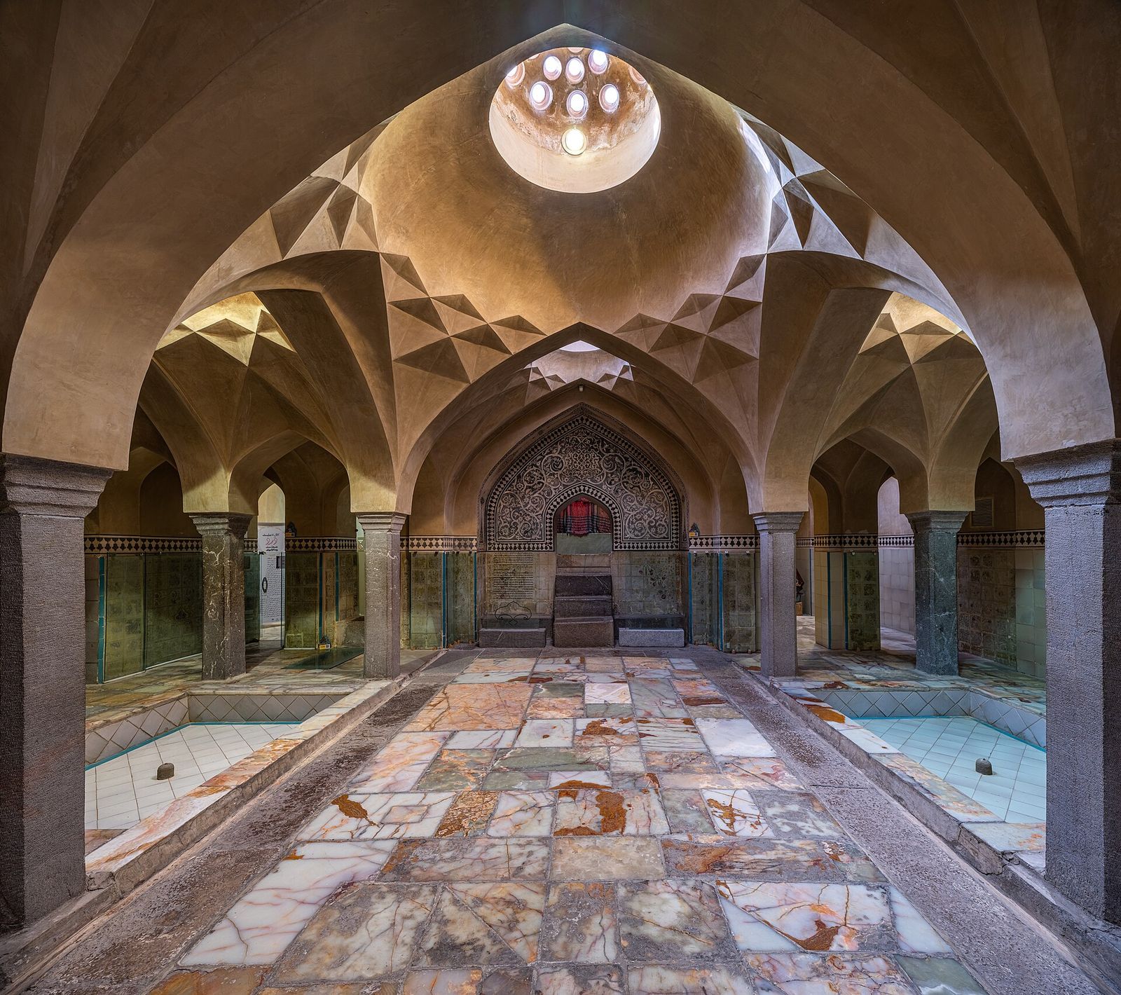 Sala di un hammam con volta a cupola e vasche in marmo