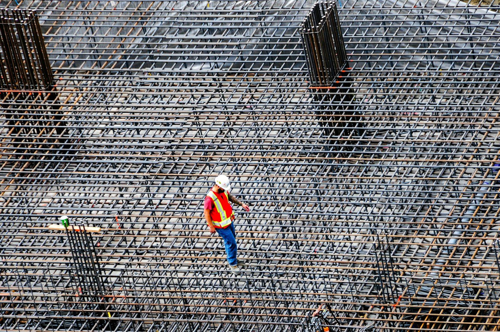 Operaio edile che controlla l'armatura in ferro su un cantiere
