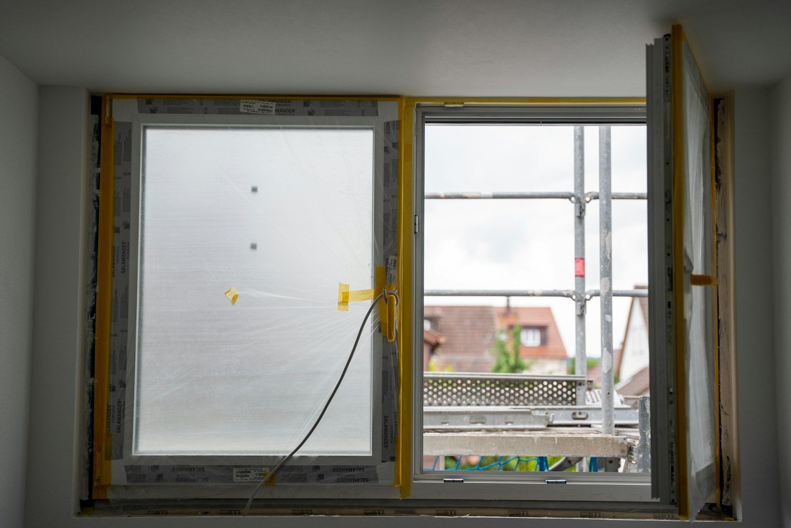 Finestra in fase di installazione durante lavori di cantiere