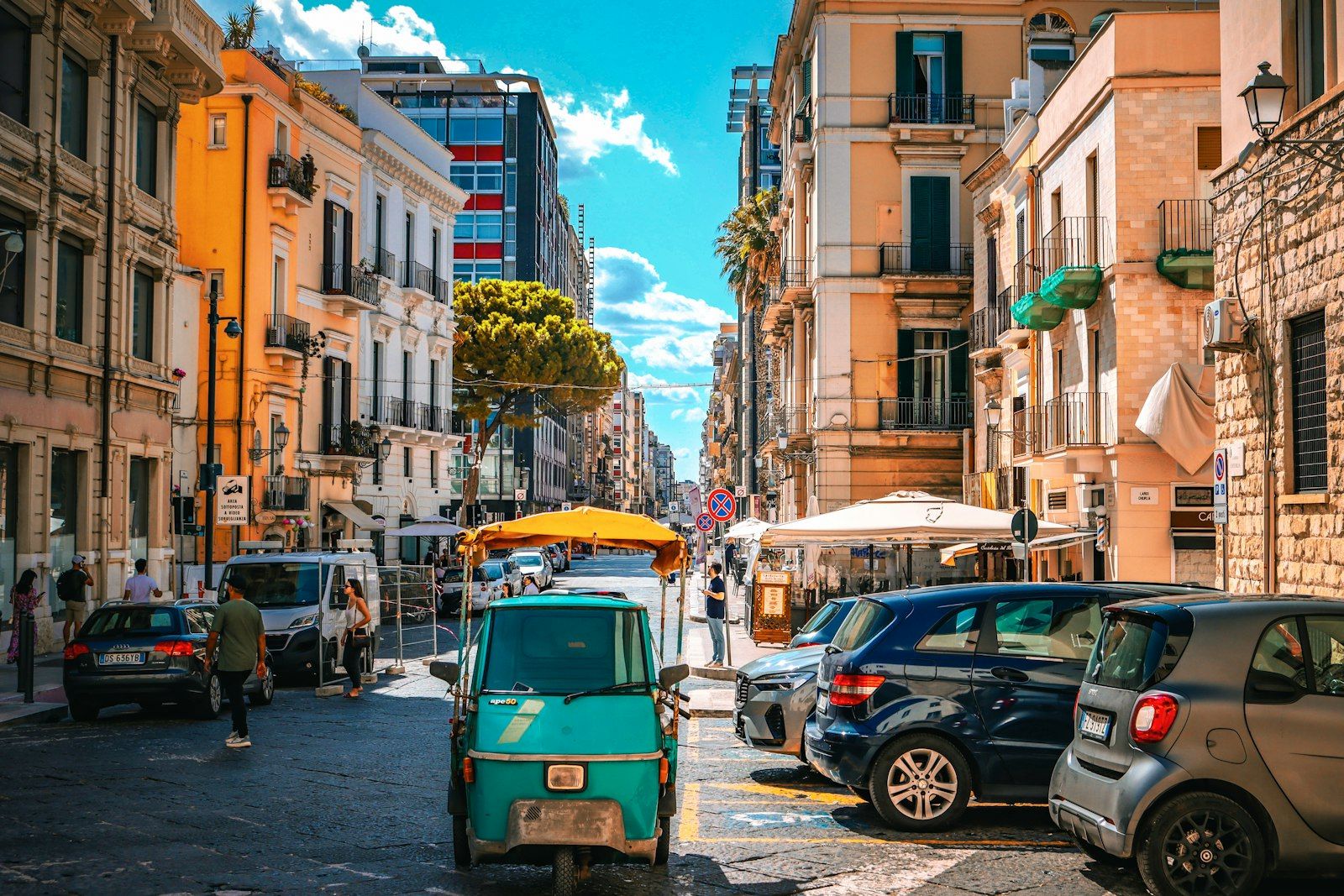 Strada cittadina di Bari con auto parcheggiate ed edifici
