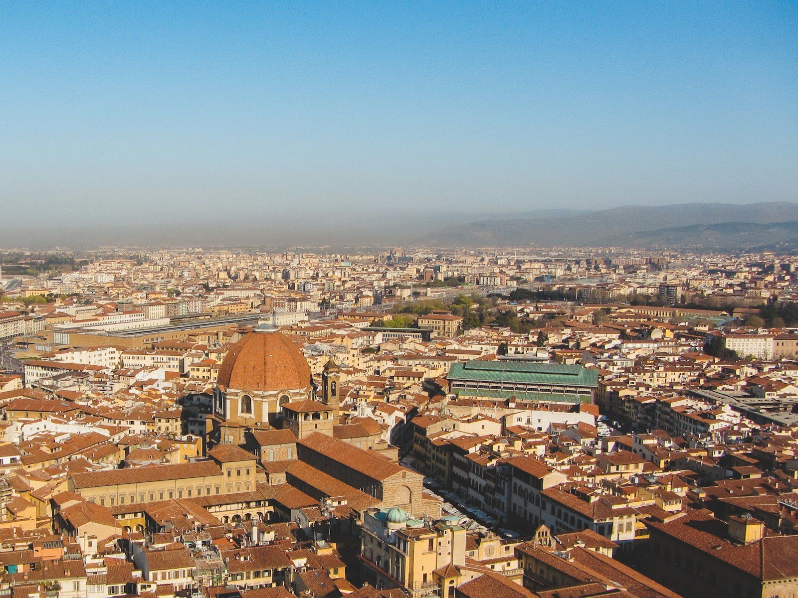 Tetti rossi di una città italiana visti dall'alto