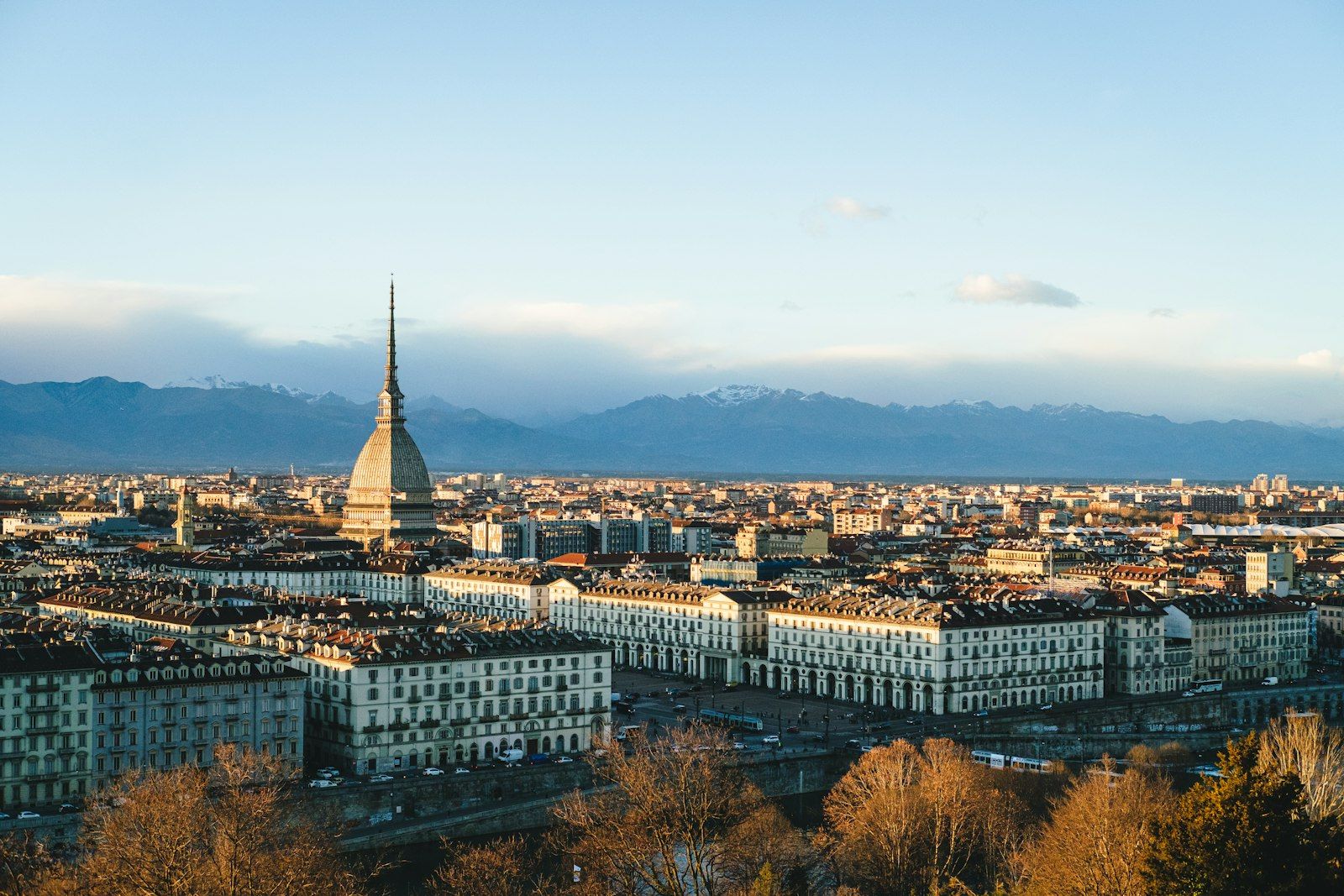 Veduta aerea del centro di Torino con edifici e vista sulla città
